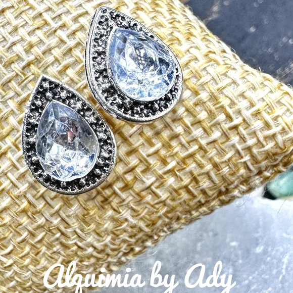 SILVER AND CRYSTAL DIAMOND STYLE STUDS EARRINGS - Picture 1 of 1